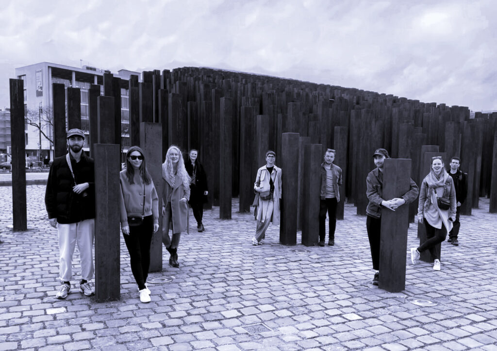 Ateliér Motion: Petr Jandák, Šárka Štičková, Valerie Tlustošová, Lenka Římalová, Zdeňka Beranová, Jiří Dvořák, Jan Jandák, Kristína Ondíková a Jiří Kučera (zleva)